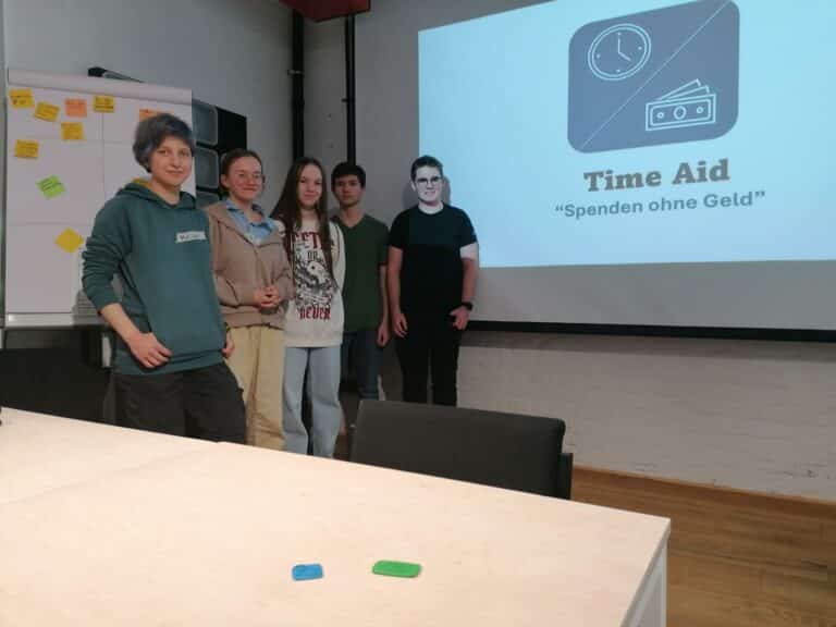 Creative Engineering JG2022_Mechatronik - Abschlusspitch der Gruppe Time Aid